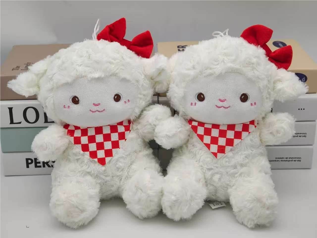 Мягкая игрушка Овечка в слюнявчике, 15 см