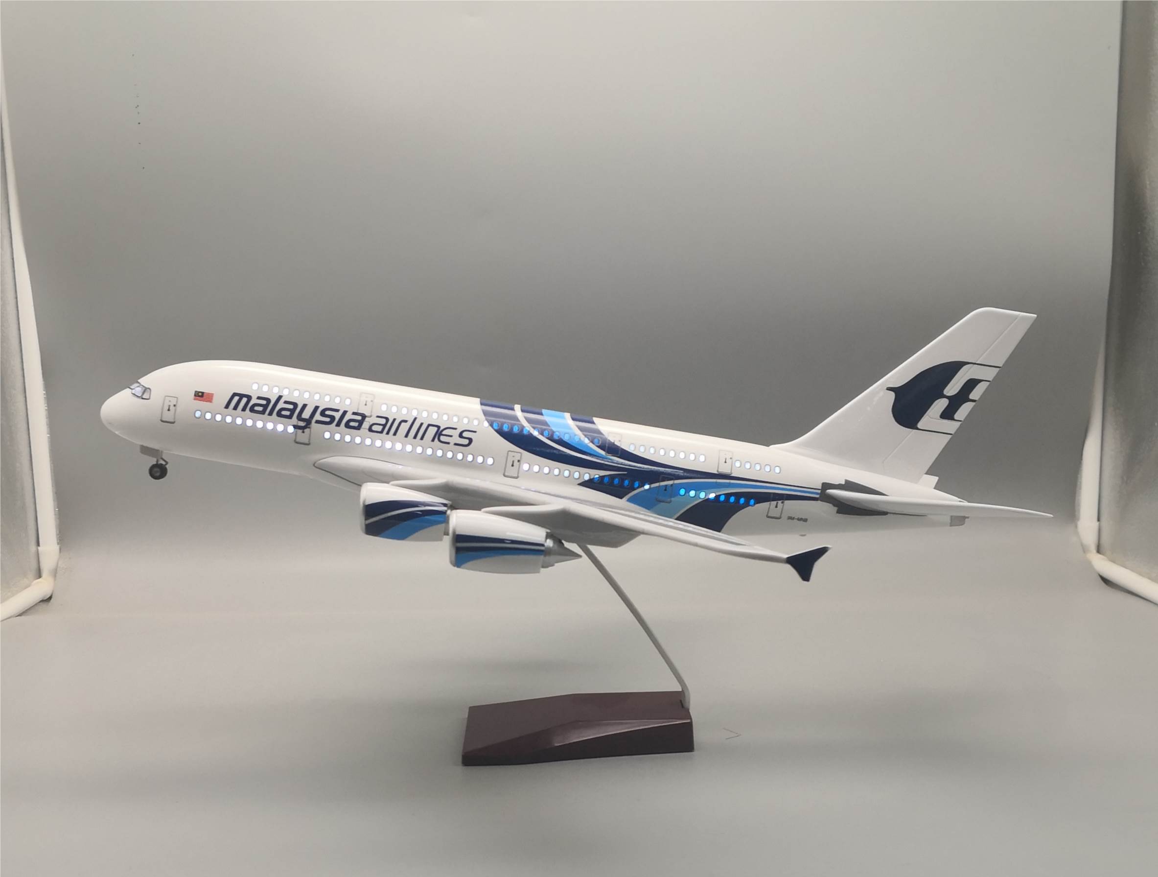Модель самолета Boeing 787 Malaysia 46 см, 1:160