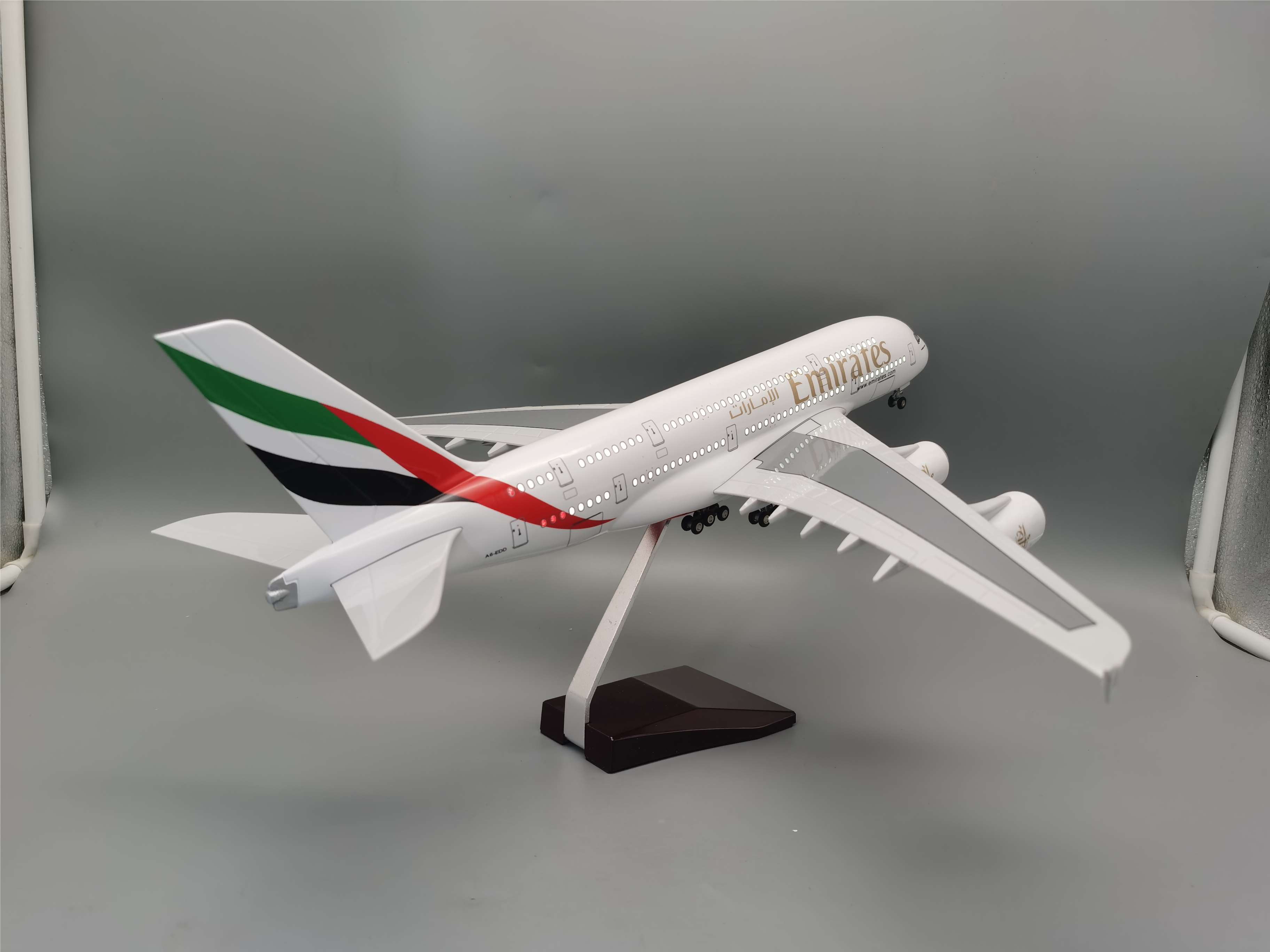 Модель самолета Airbus A380 Emirates, 46 см, 1:160
