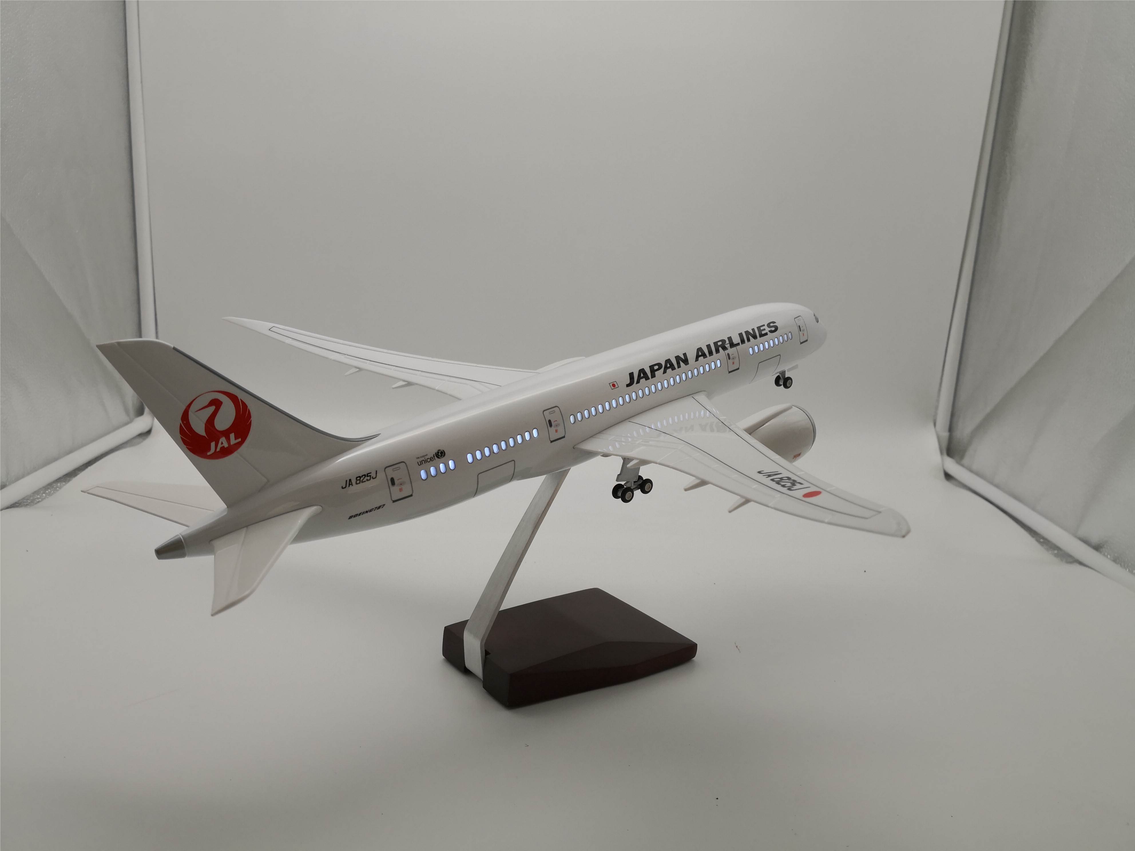 Модель самолета Boeing 787 JAL 43см, 1:130