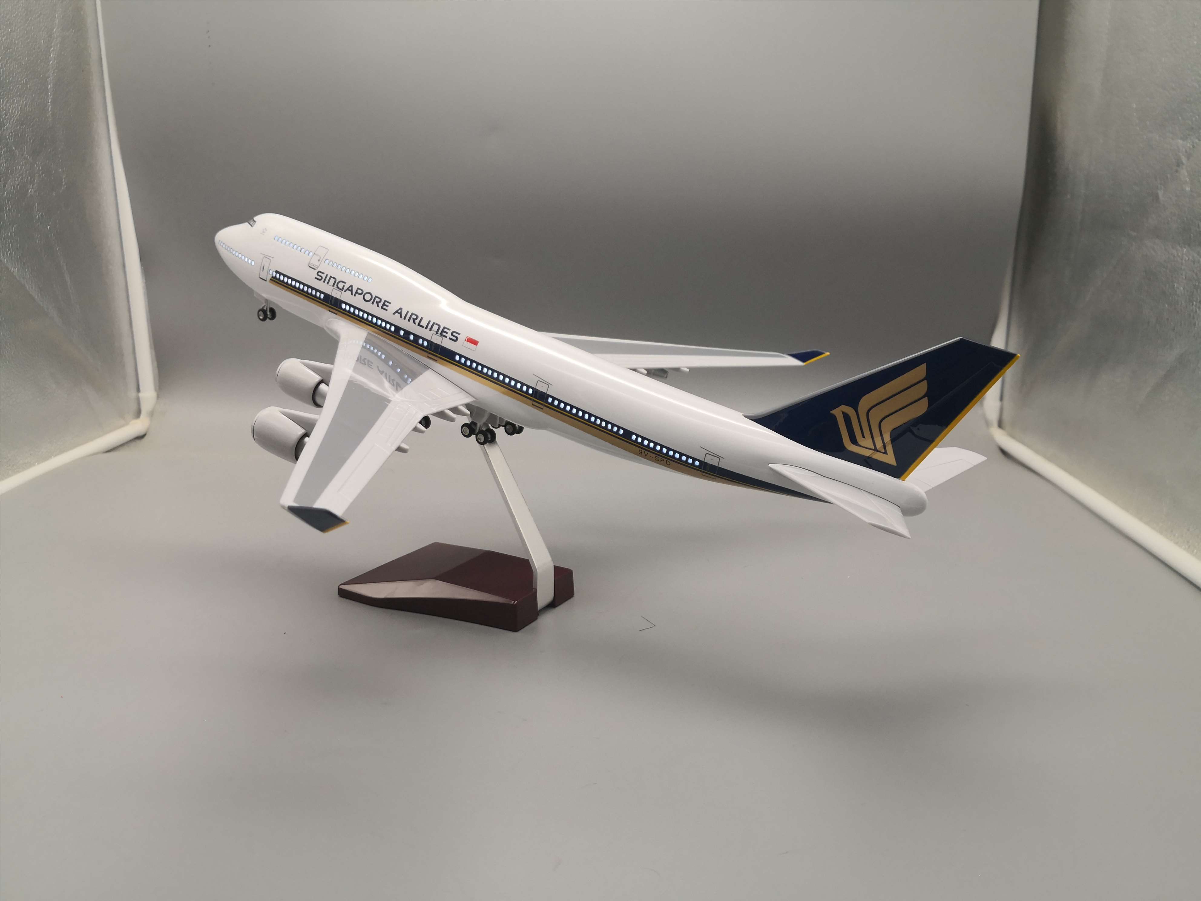 Модель самолета Boeing 747 Singapore, 47 см, 1:150