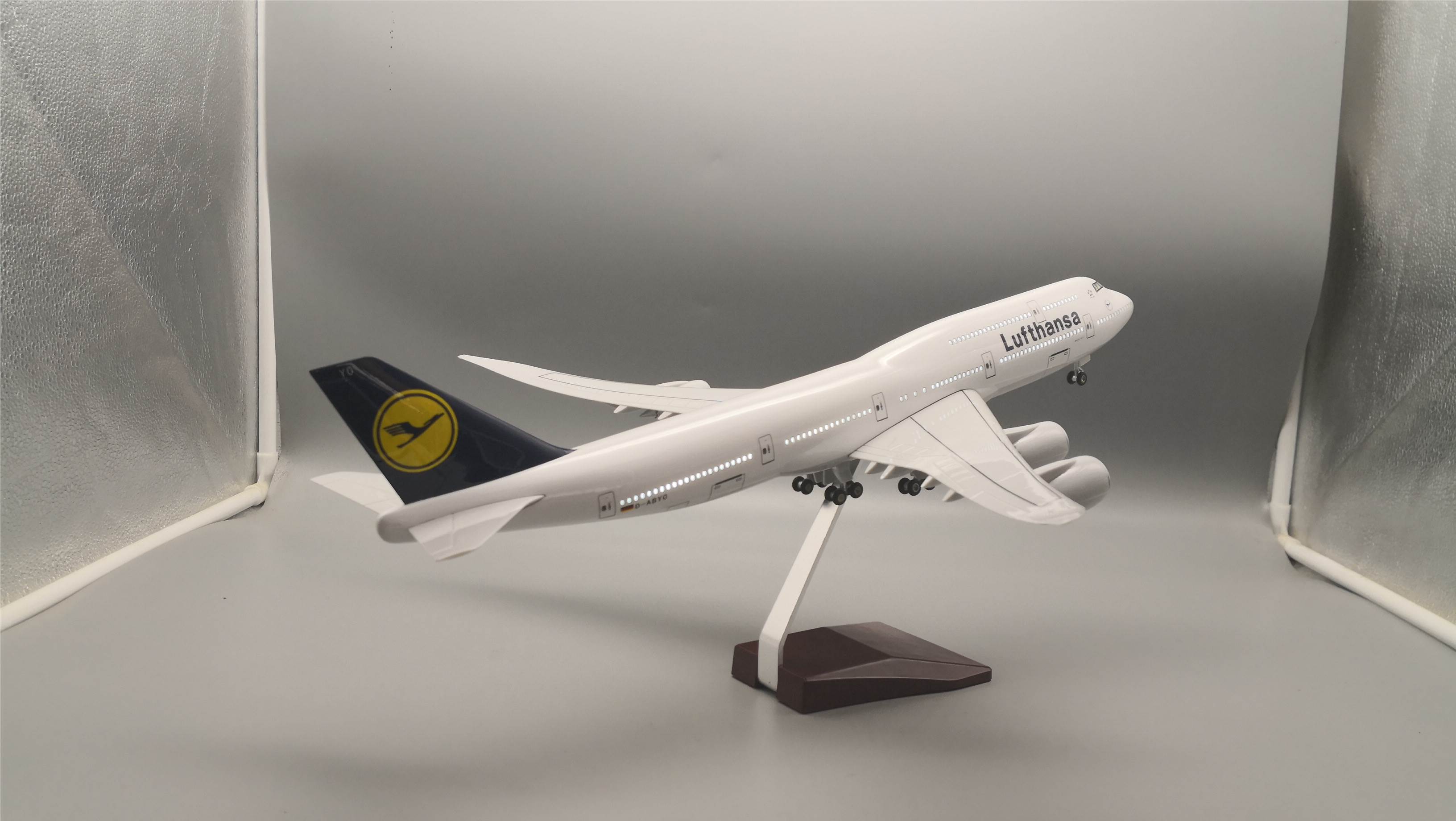 Модель самолета Lufthansa 747-8, 47 см, 1:160