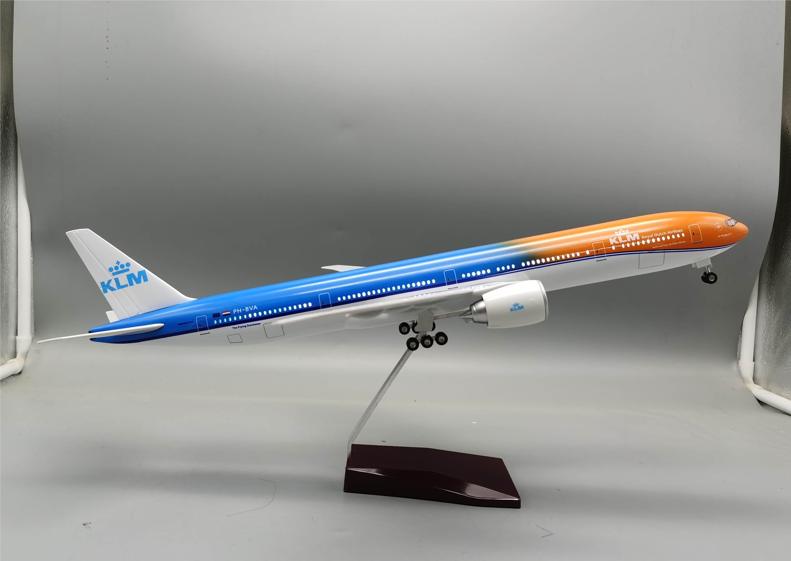 Модель самолета Boeing 777 Holland Orange Pride, 47 см