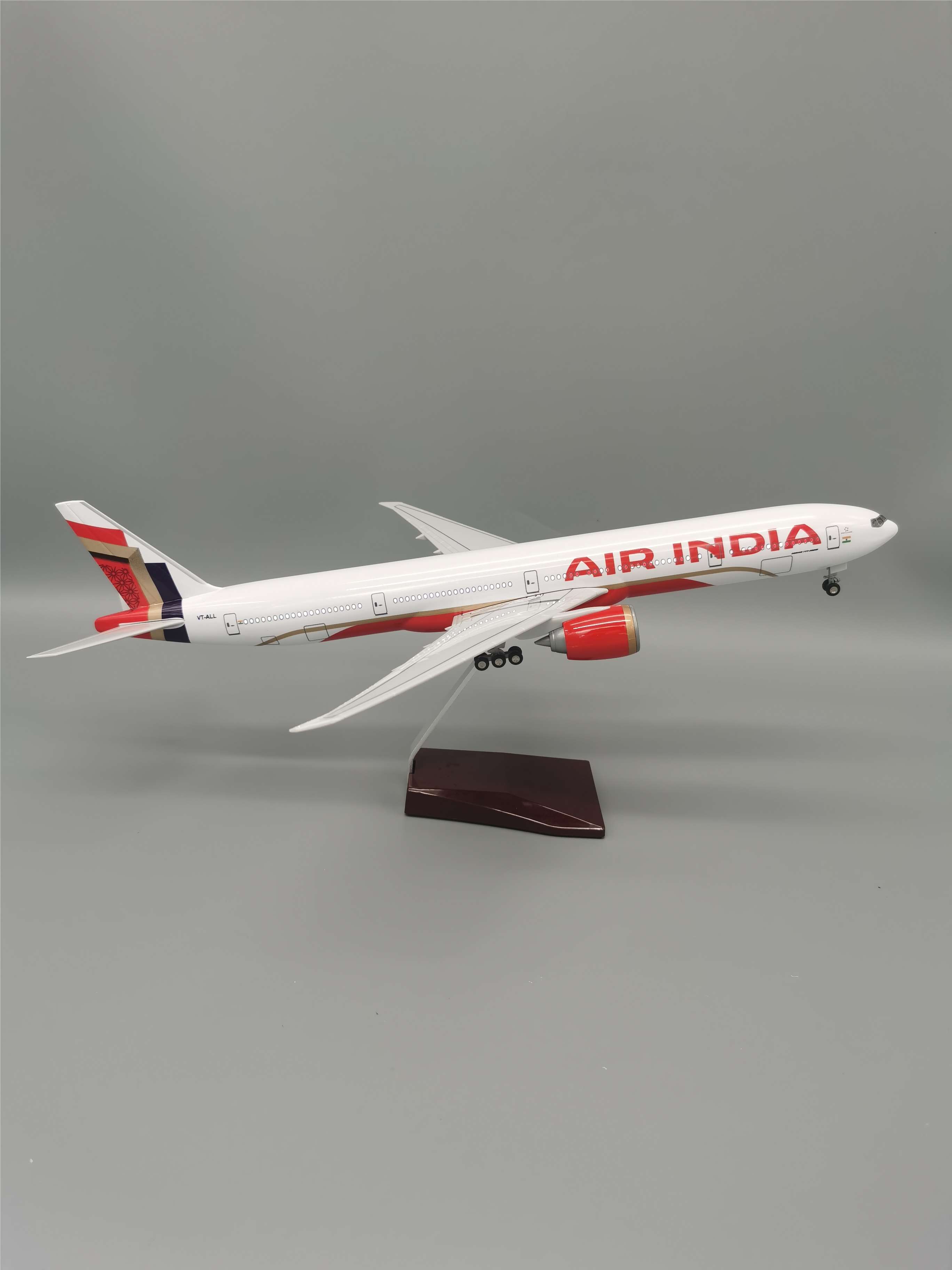 Модель самолета Boeing 777 Air India (красный), 47 см