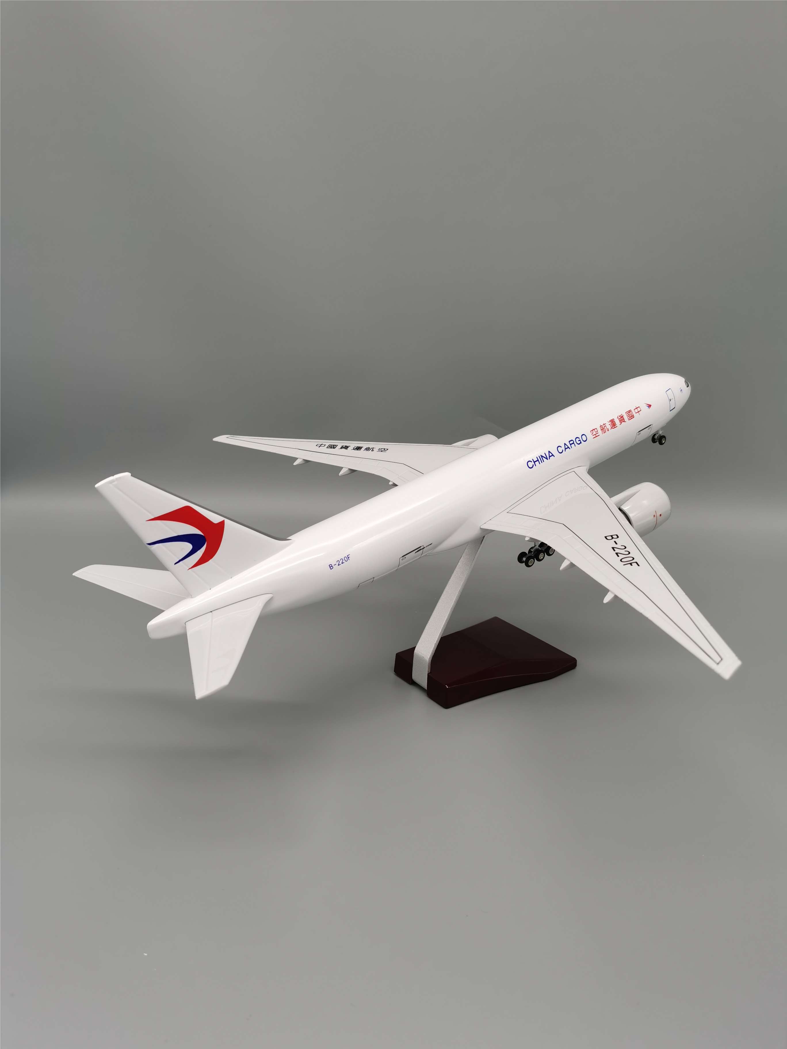 Модель грузового самолета China Eastern 777-200 (47 см)