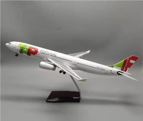 Модель самолета Airbus A330-300 Portugal, 47 см, 1:135
