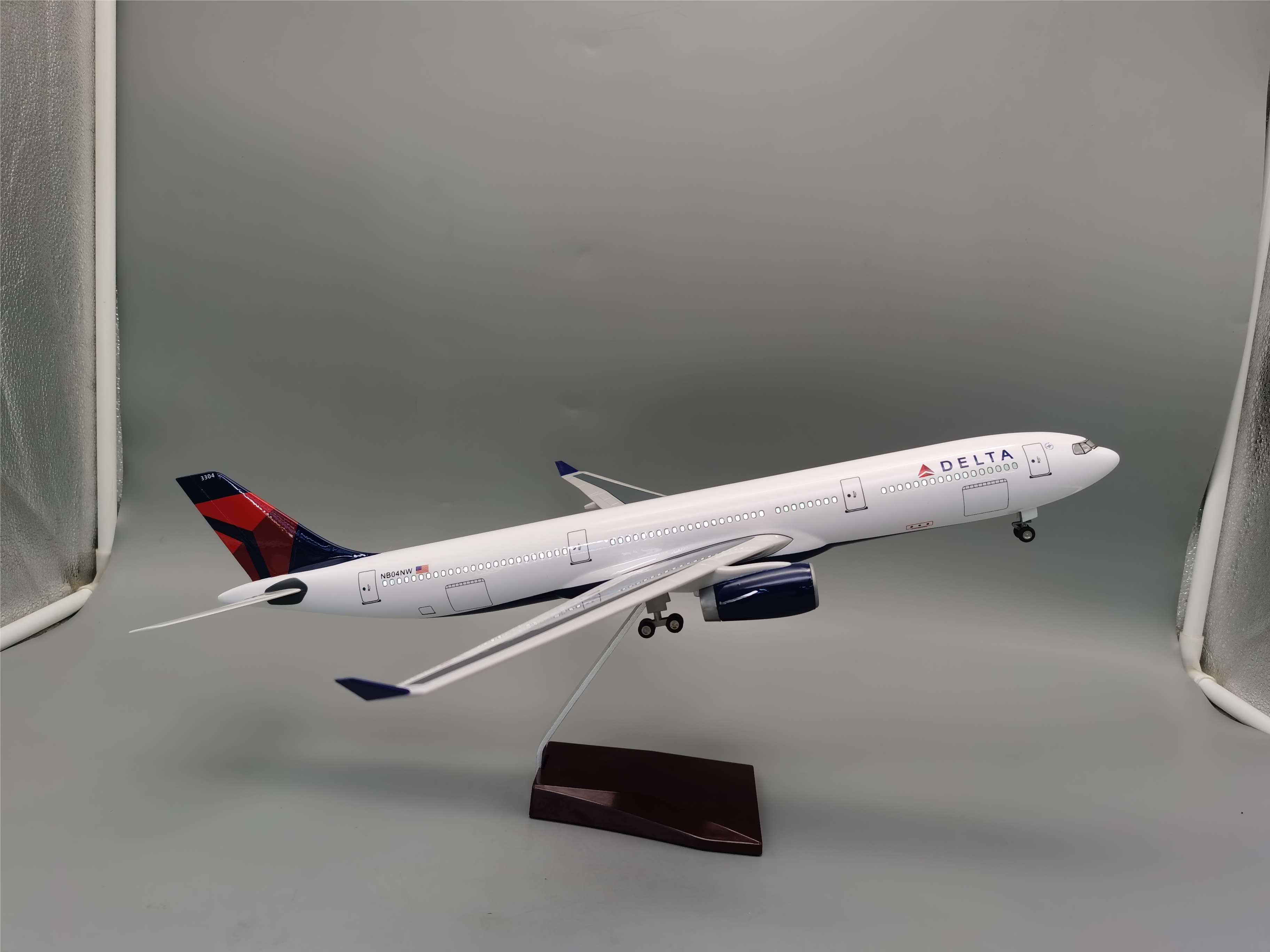 Модель самолета Delta A330, 47 см, 1:135