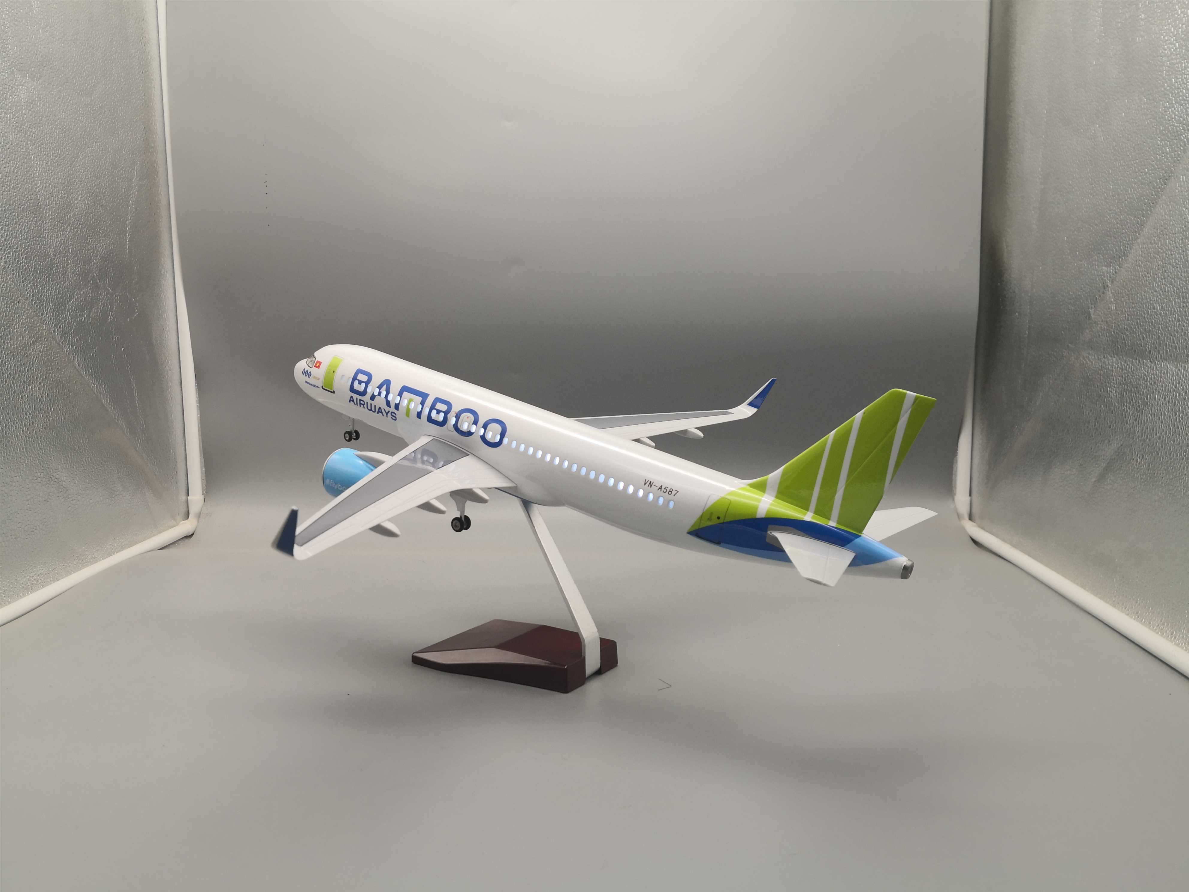Модель самолета Airbus A320neo Bamboo Airways 47см
