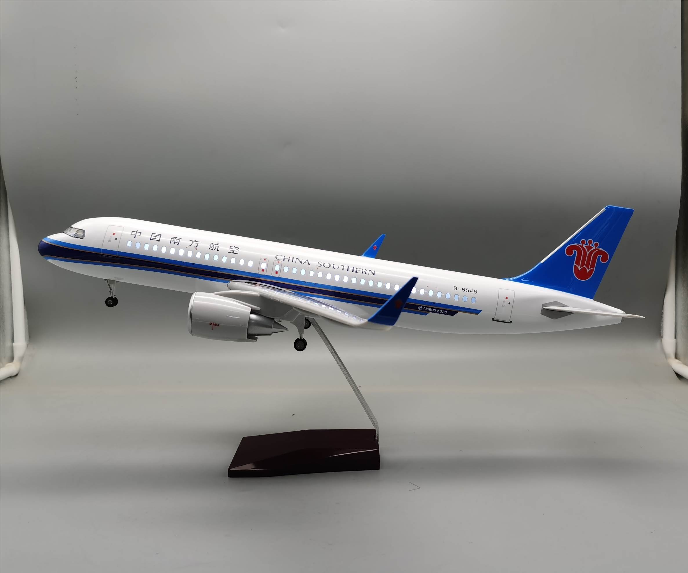 Модель самолета Airbus A320neo China Southern 47см