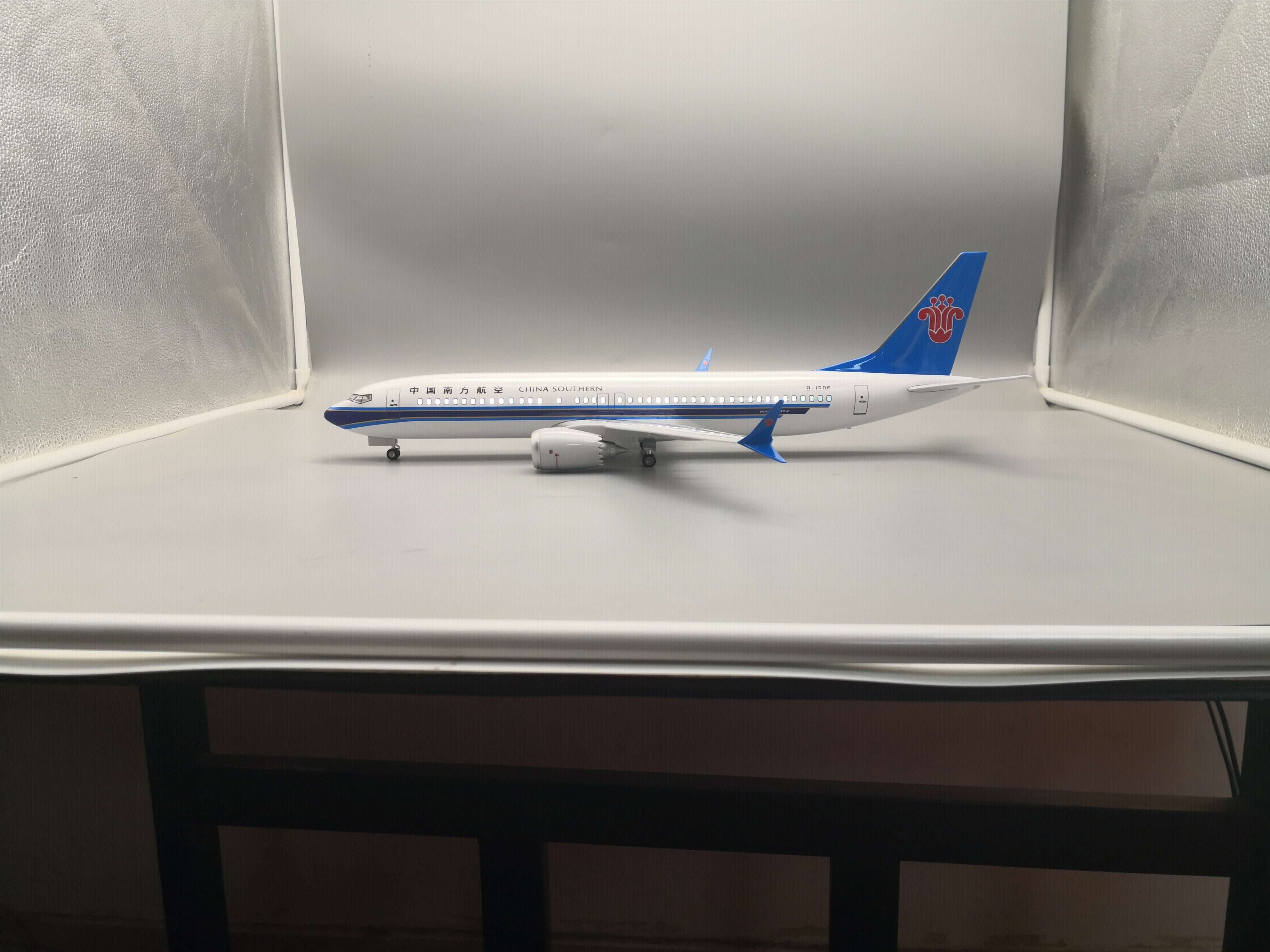 Модель самолета Boeing 737 MAX8 China Southern, 47 см
