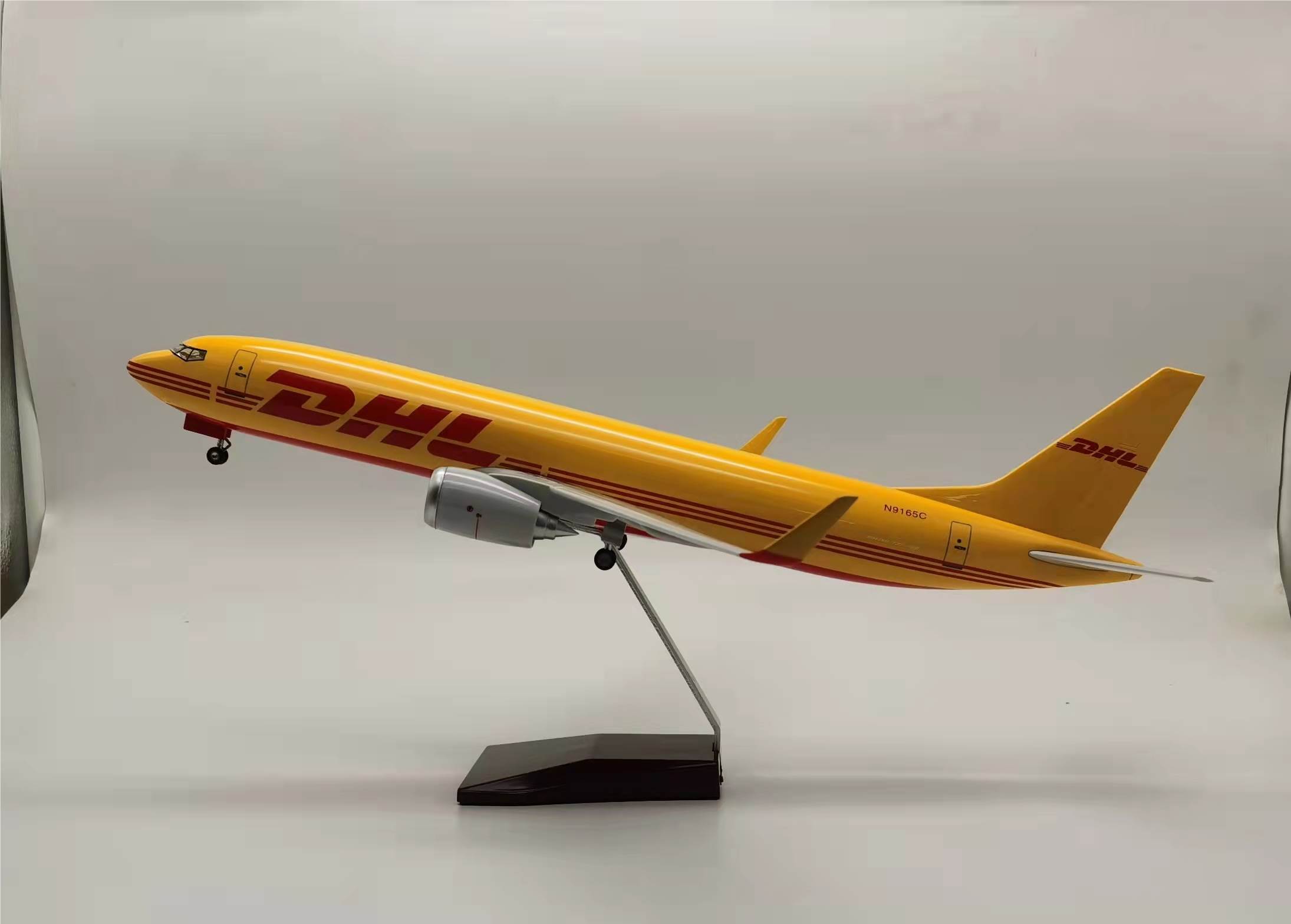 Модель самолета Boeing 737-800 DHL, 47 см