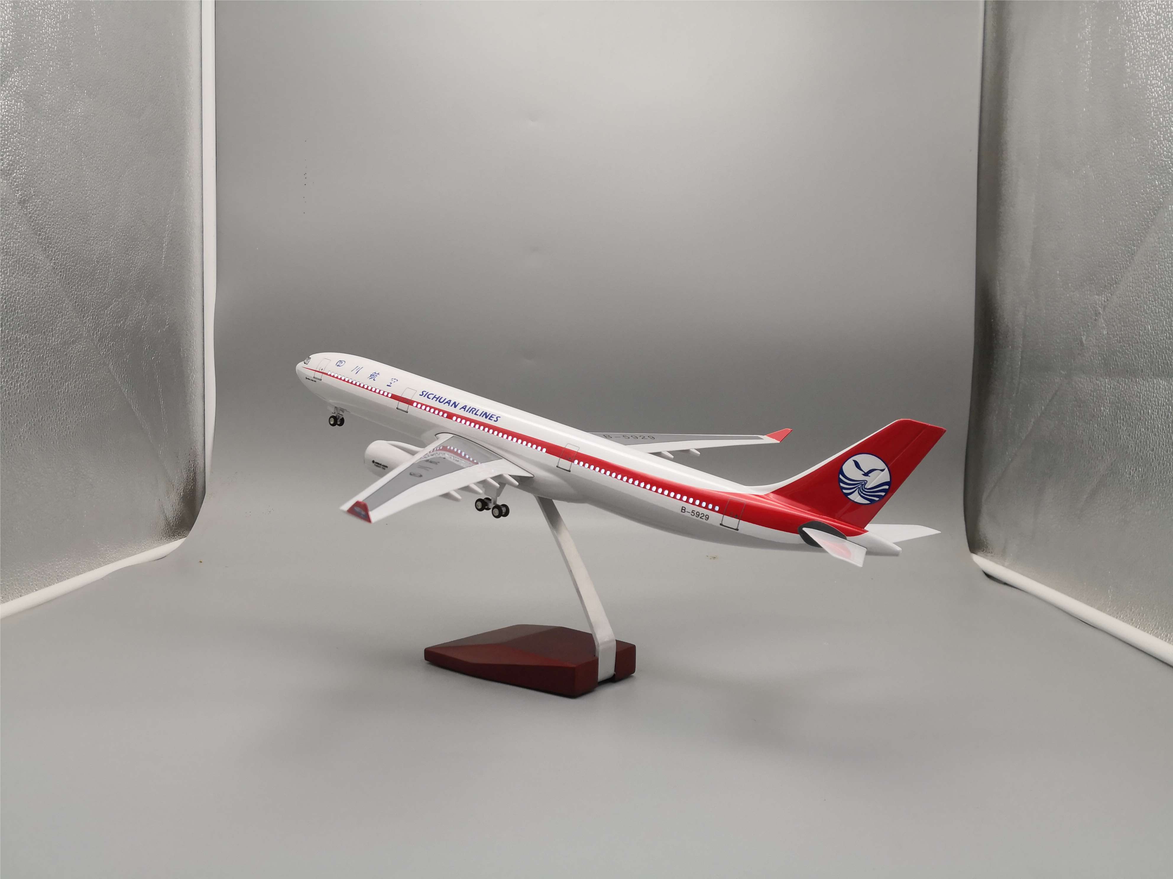 Модель самолета Airbus A320neo Sichuan Airlines 37см