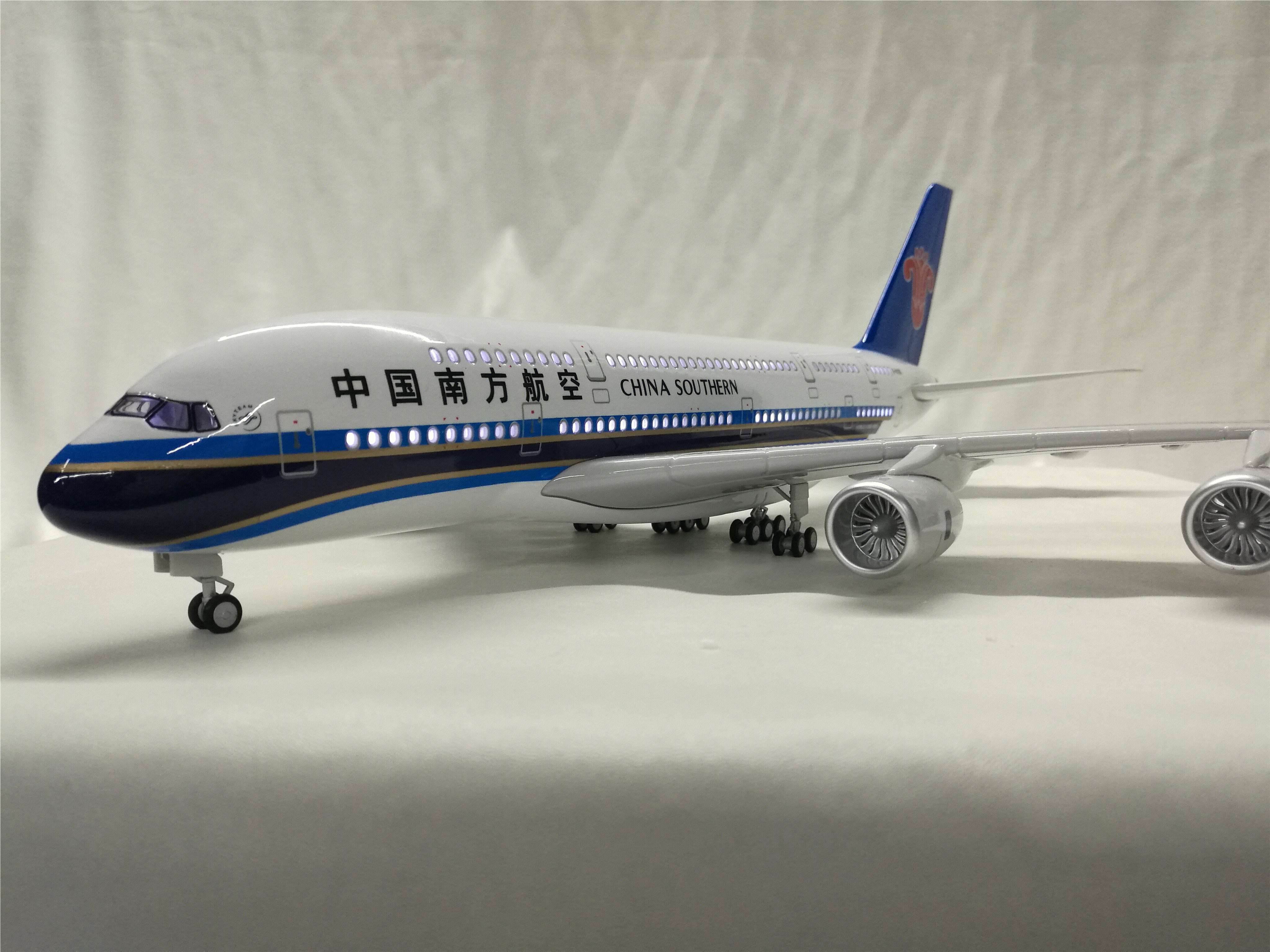 Модель самолета China Southern 46см, 1:160