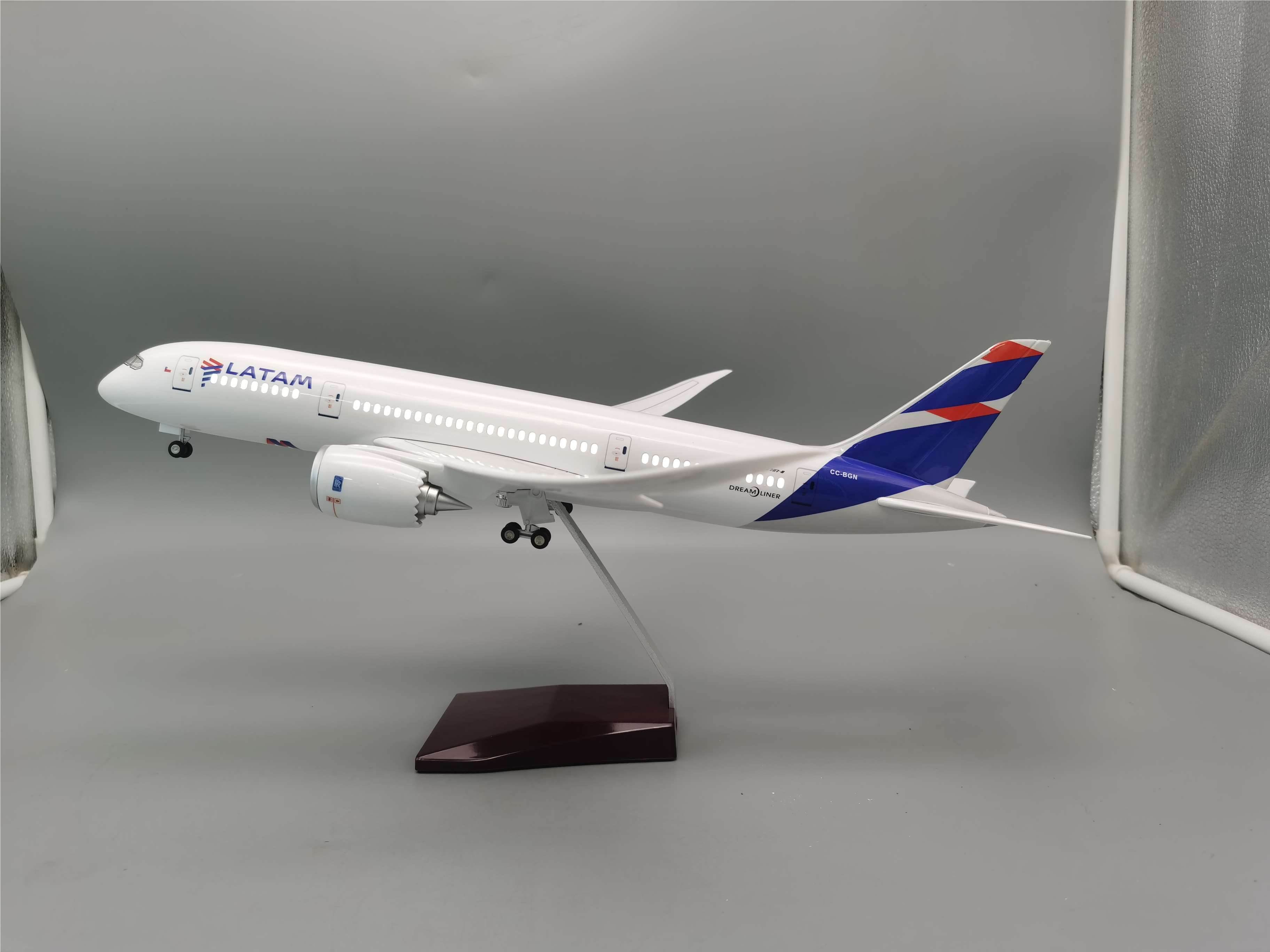 Модель самолета Boeing 787, 43 см, 1:130, с подсветкой