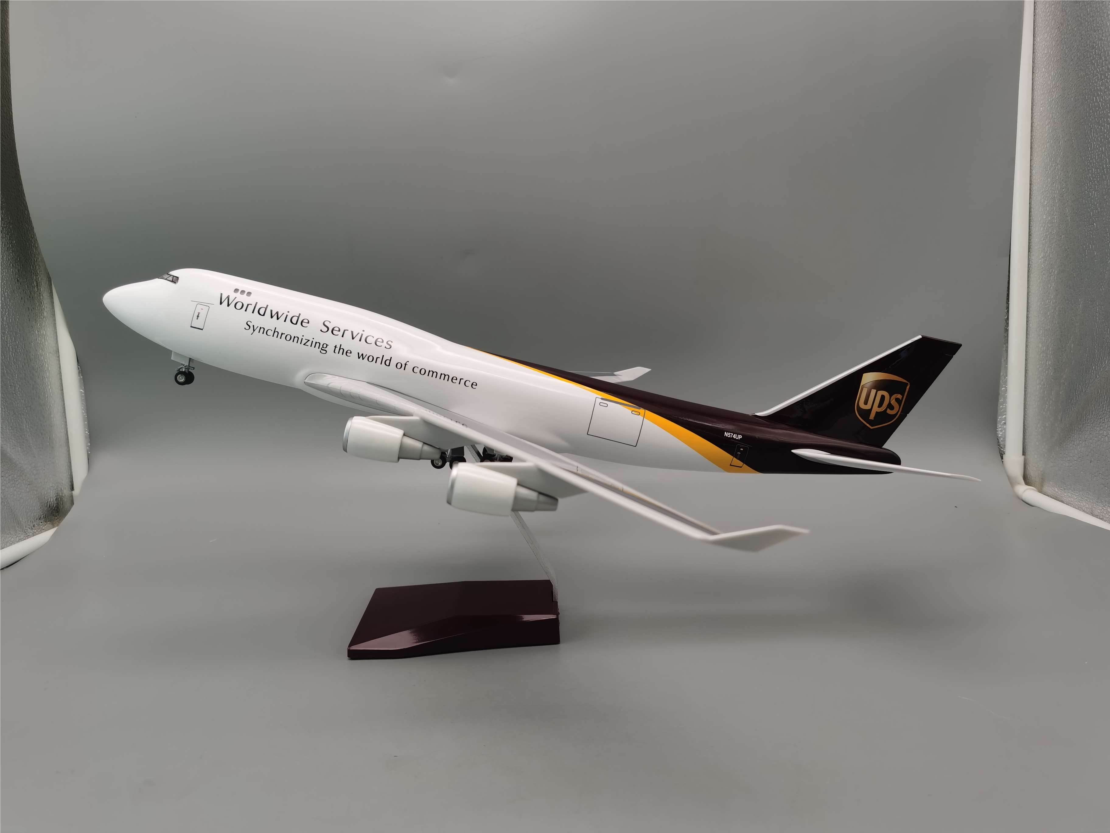Модель самолета UPS 747, 47 см, со светом и колесами