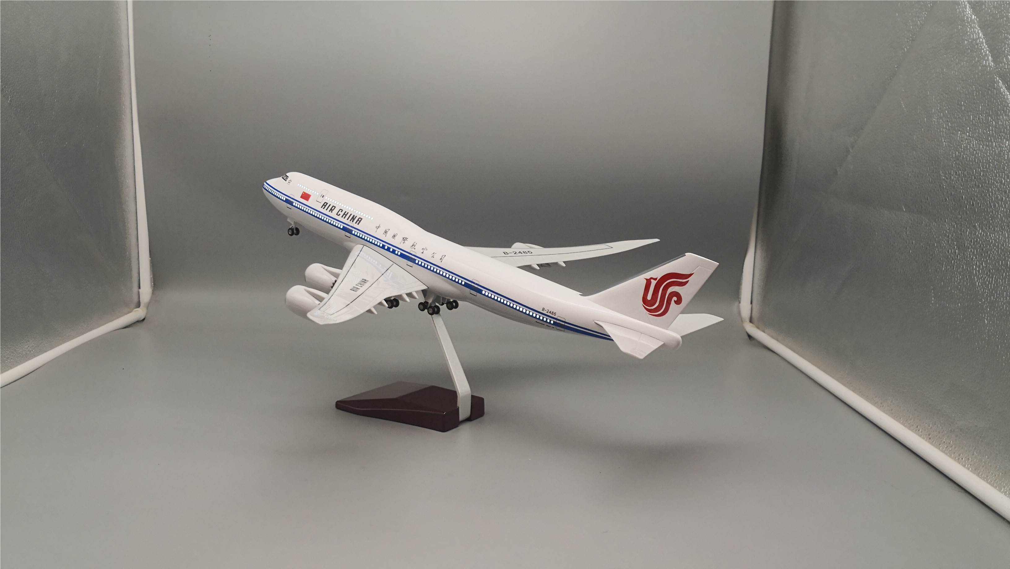Модель самолета Air China Boeing 747-8, 47 см