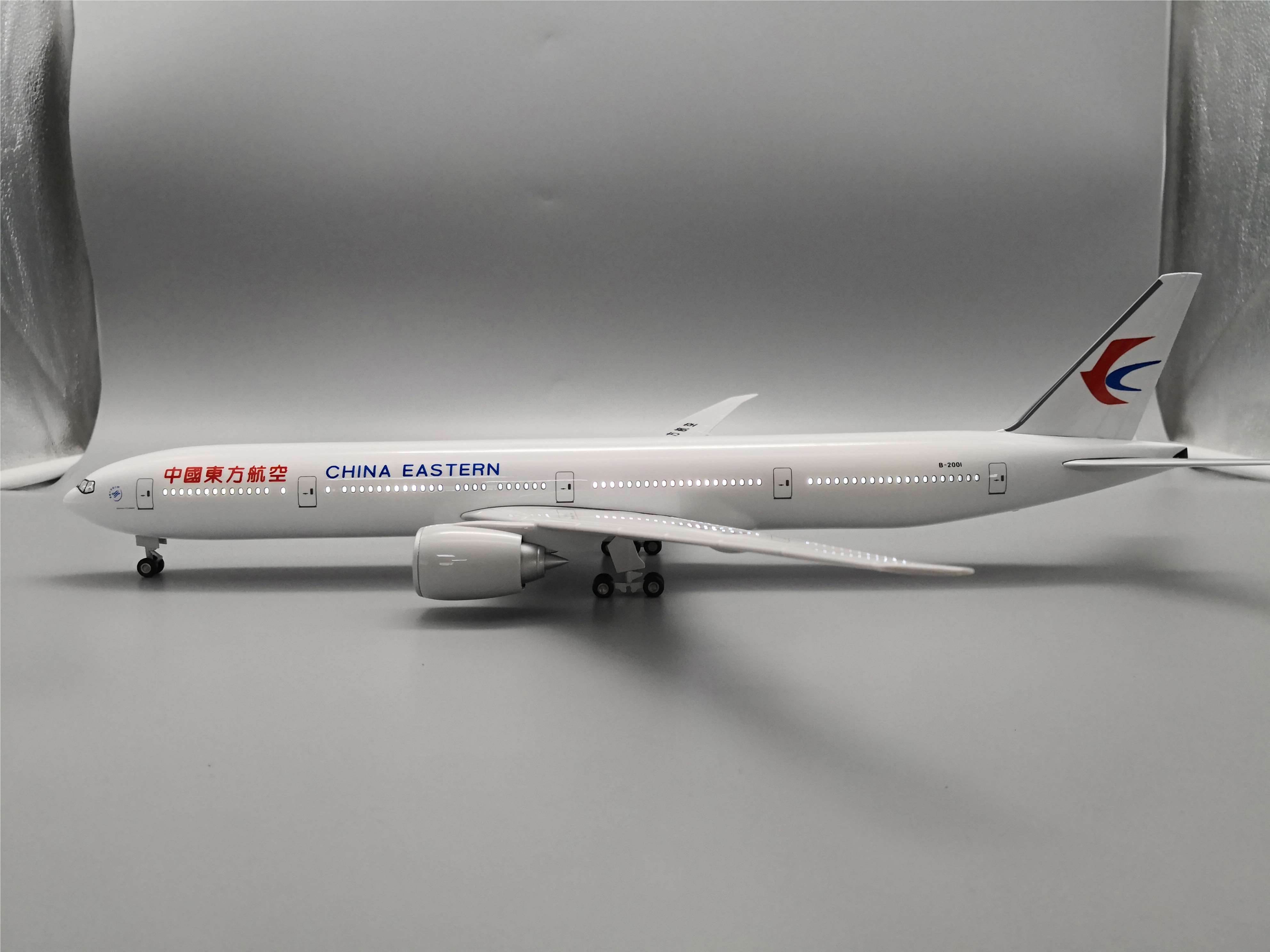 Модель самолета Boeing 777 China Eastern 47см