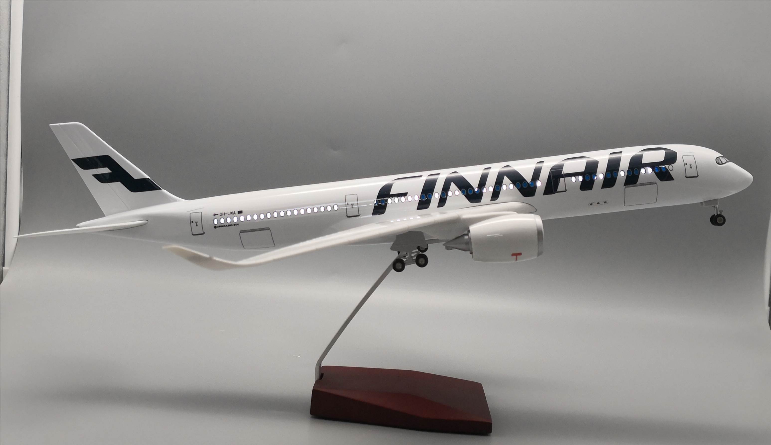 Модель самолета A350 Finnair 47см, ABS, 1:142, со светом