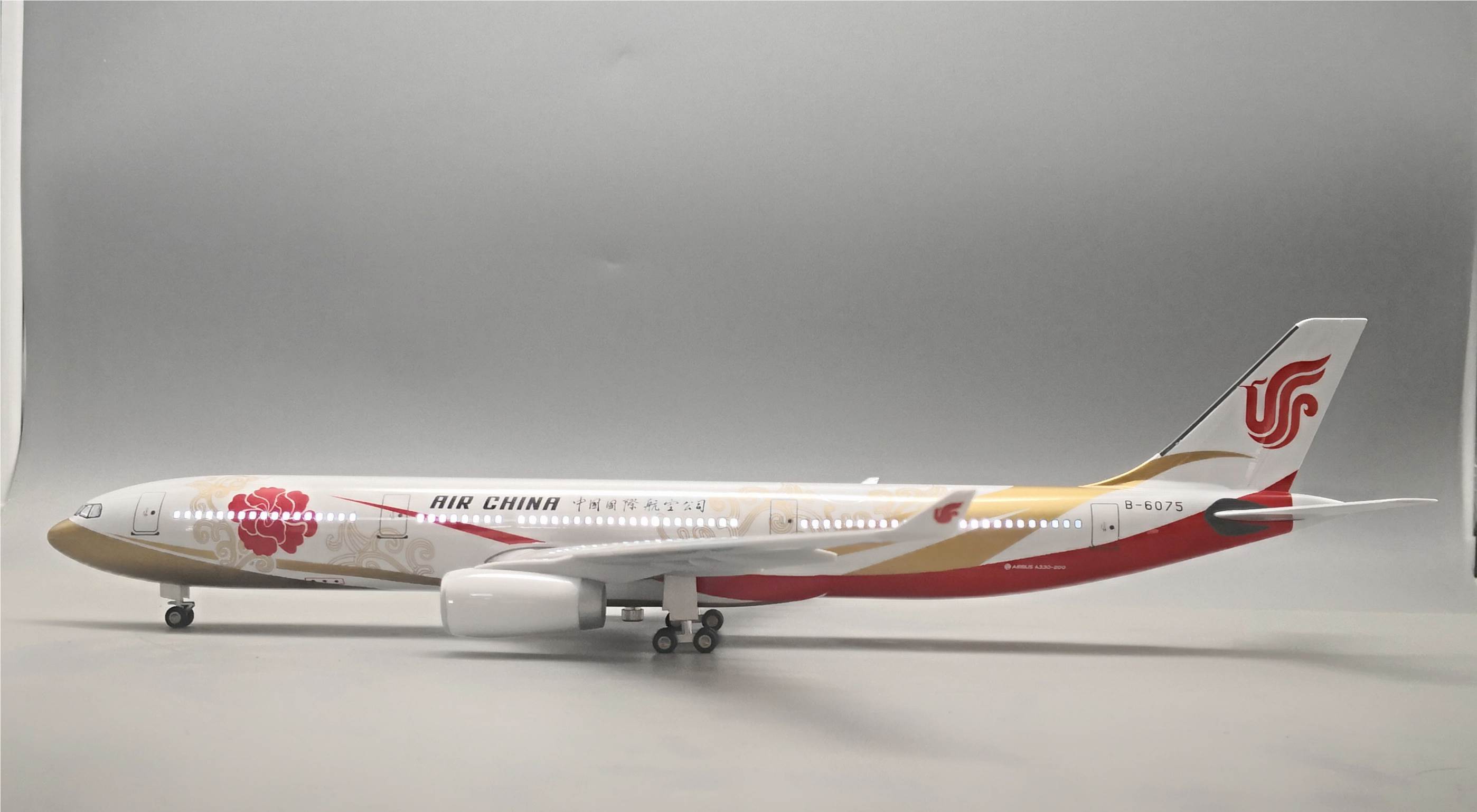 Модель самолета Airbus A330-200 Zijin, 47 см, 1:125