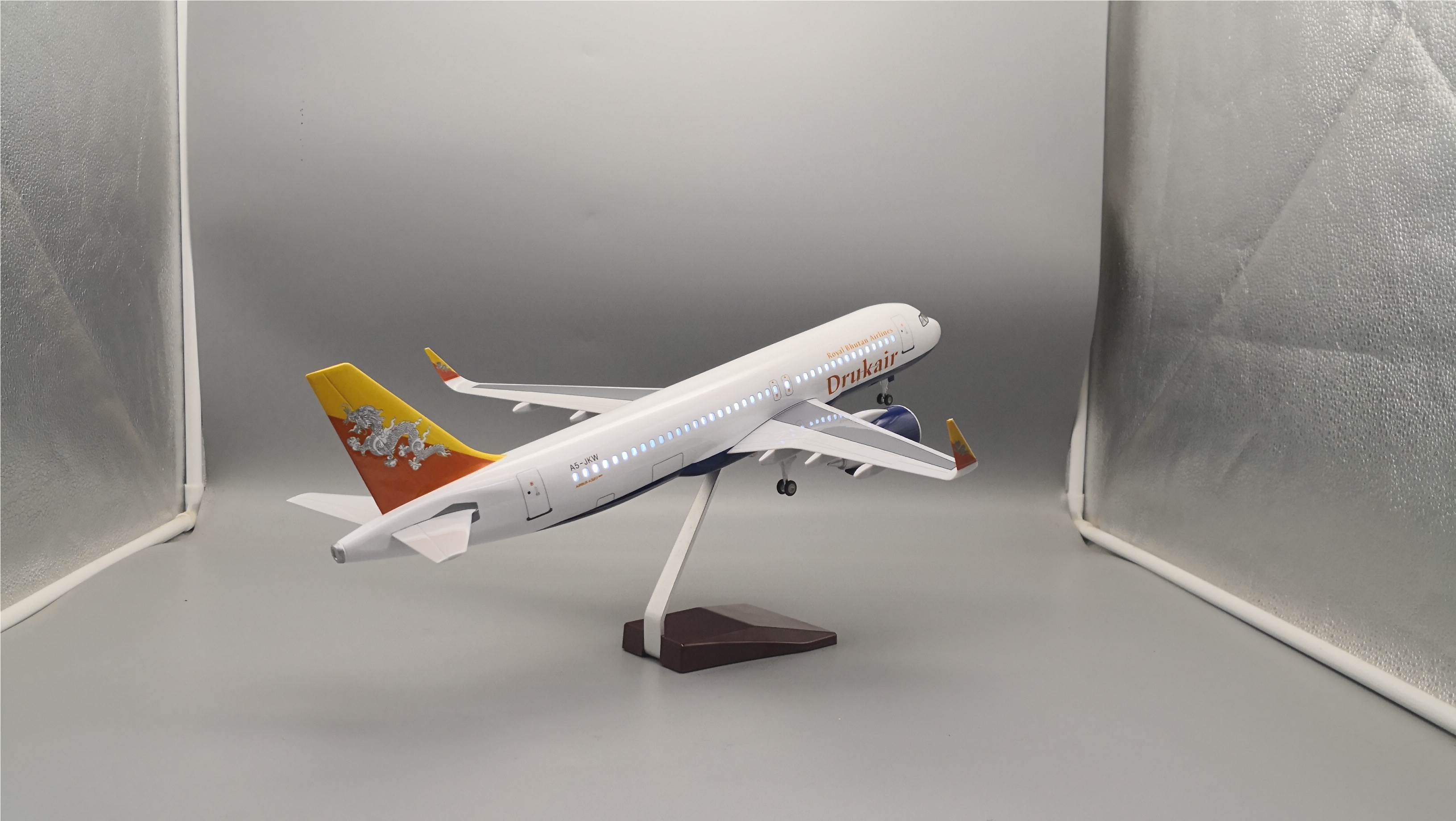 Модель самолета A320neo Bhutan Airlines 47см, 1:80