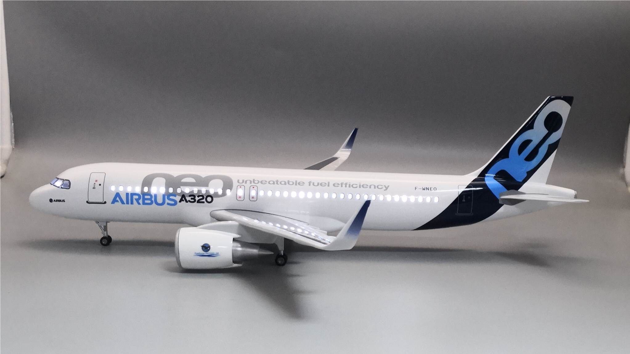 Модель самолета Airbus A320neo 47 см, 1:80