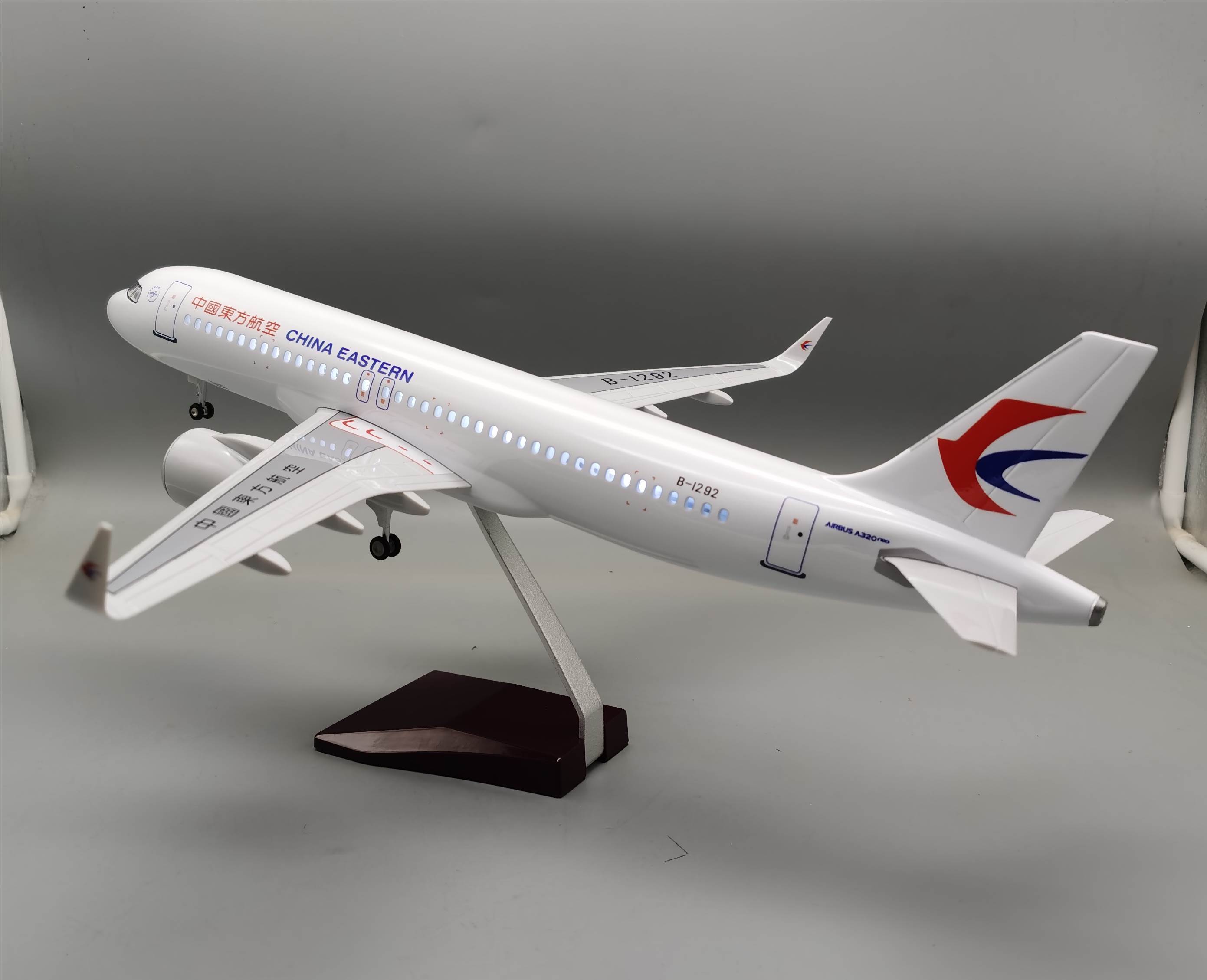Модель самолета Airbus A320neo China Eastern 1:80, 47 см