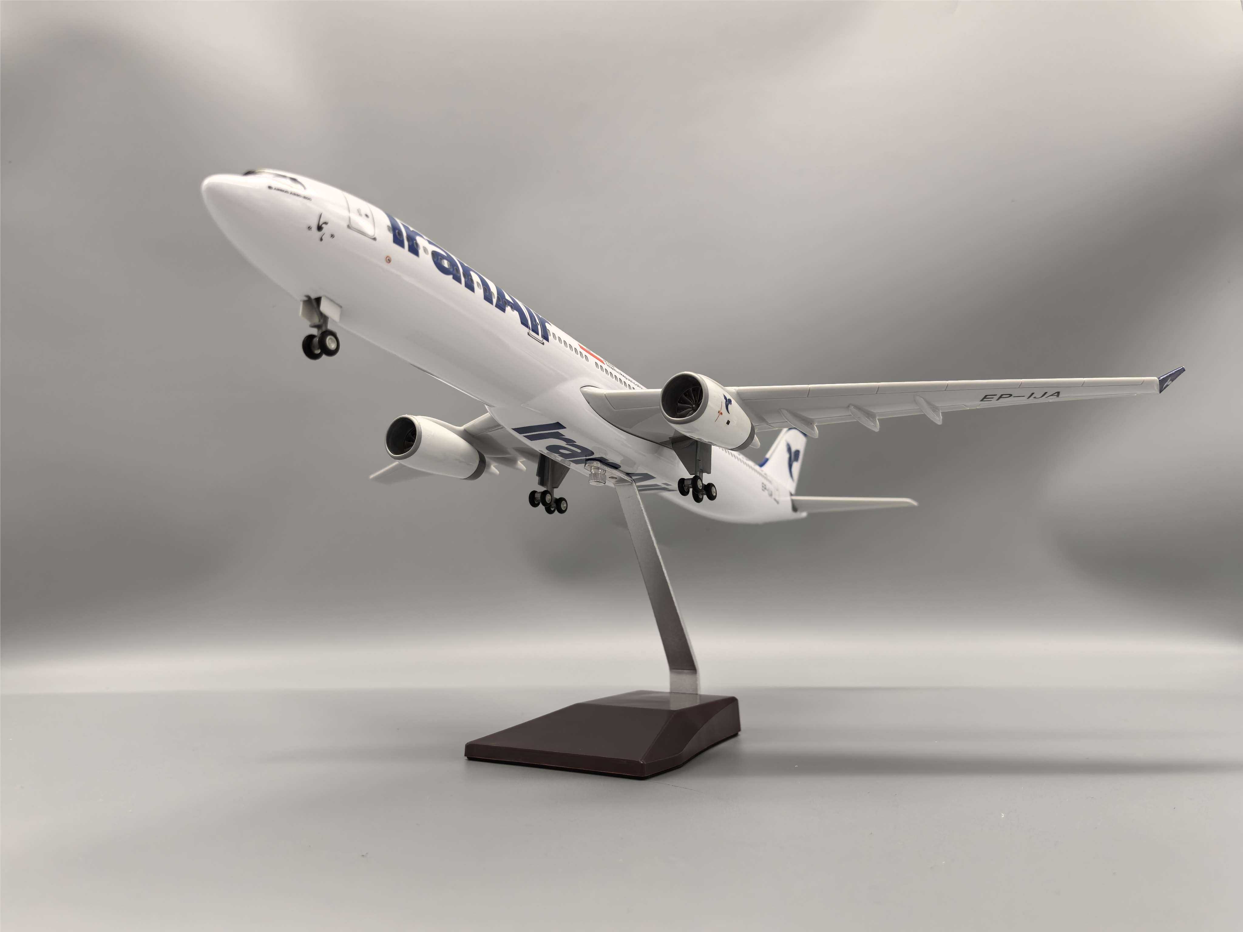 Модель самолета A330 Iran 47см, 1:135