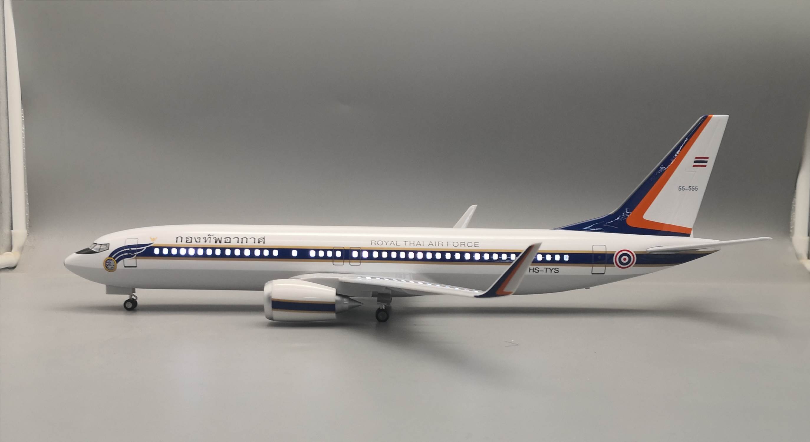 Модель самолета Boeing 737 Thai President, 47 см