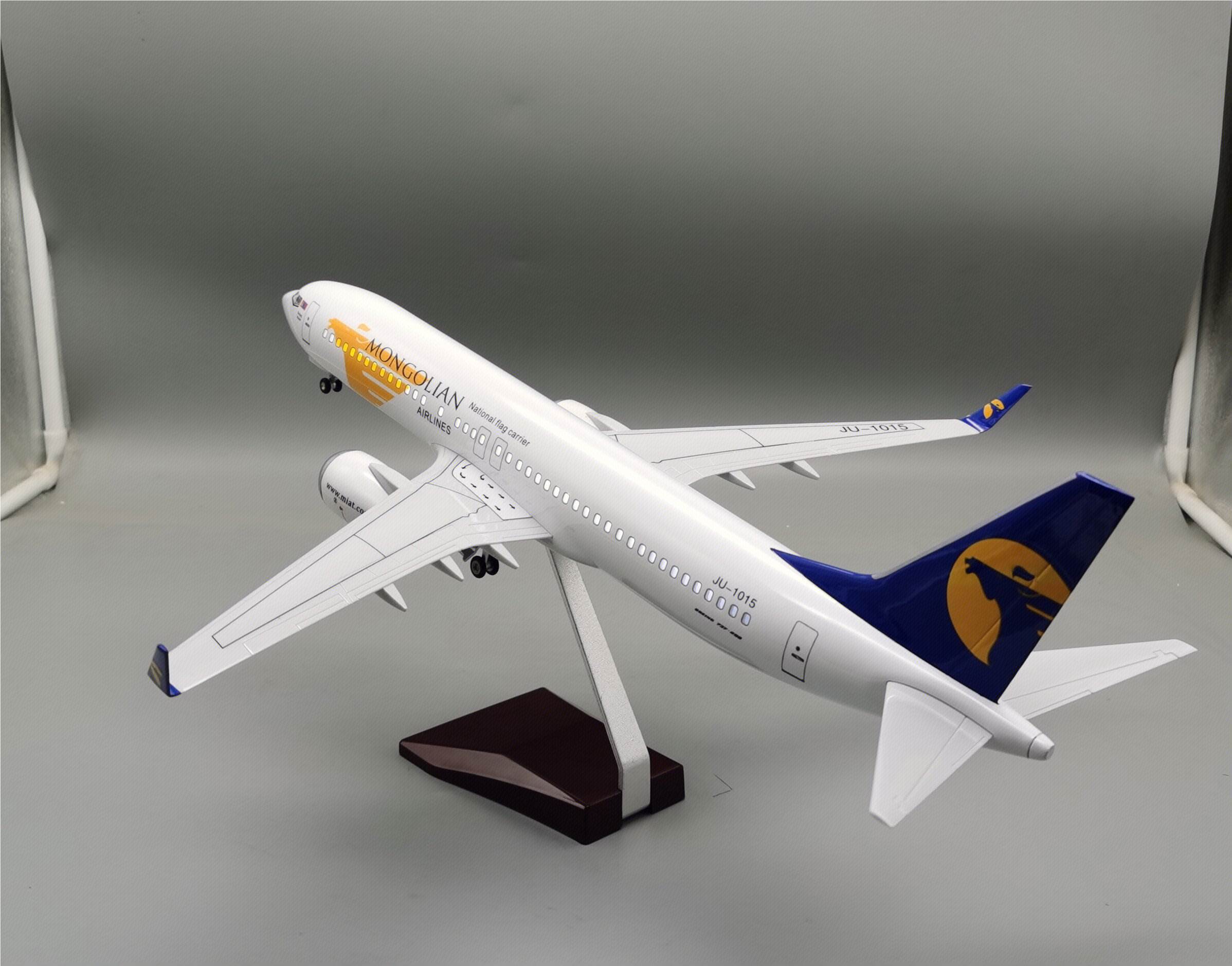 Модель самолета Boeing 737-800 Mongolia, 47 см