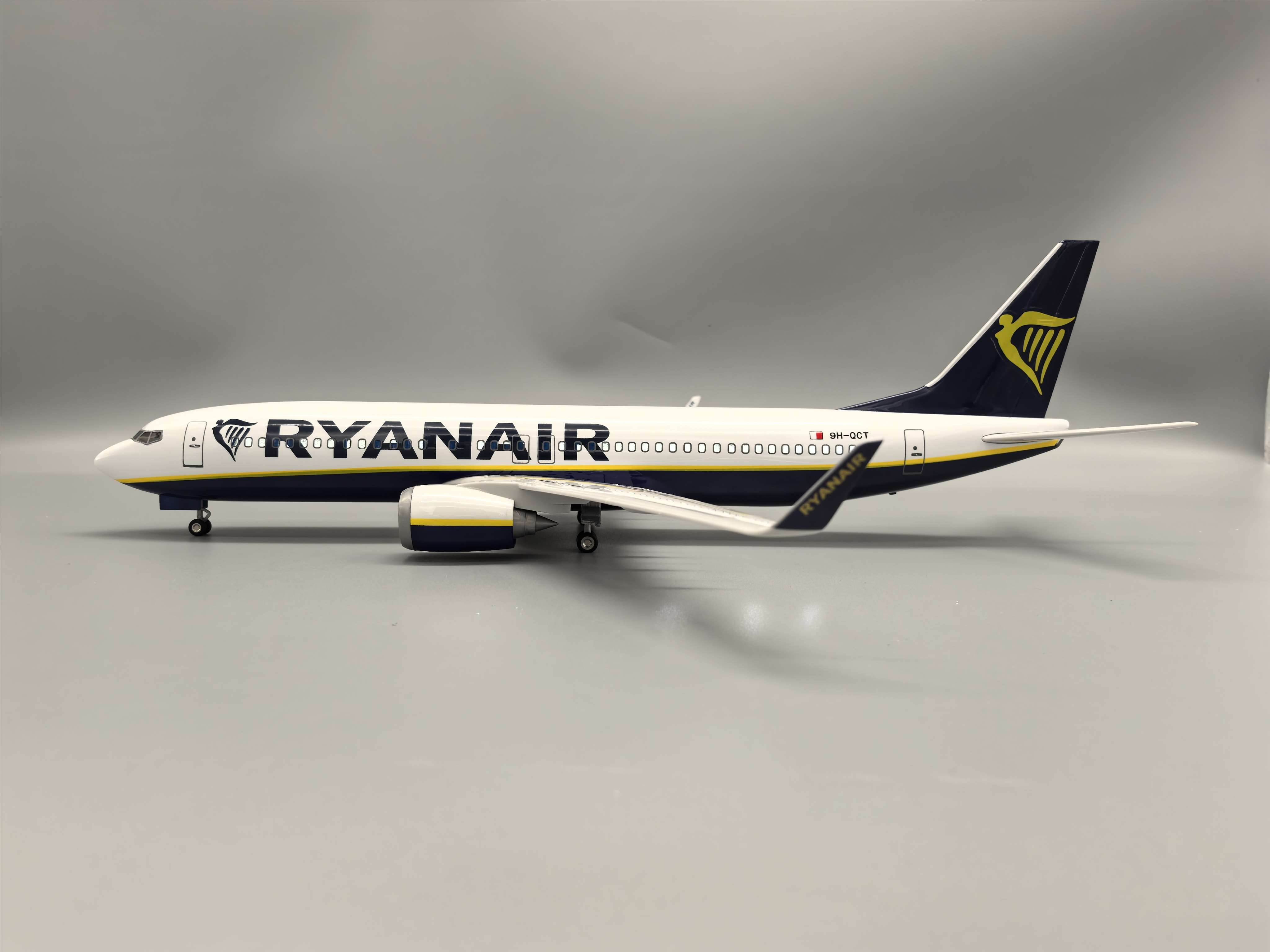 Модель самолета Boeing 737-800 RyanAir, 47 см