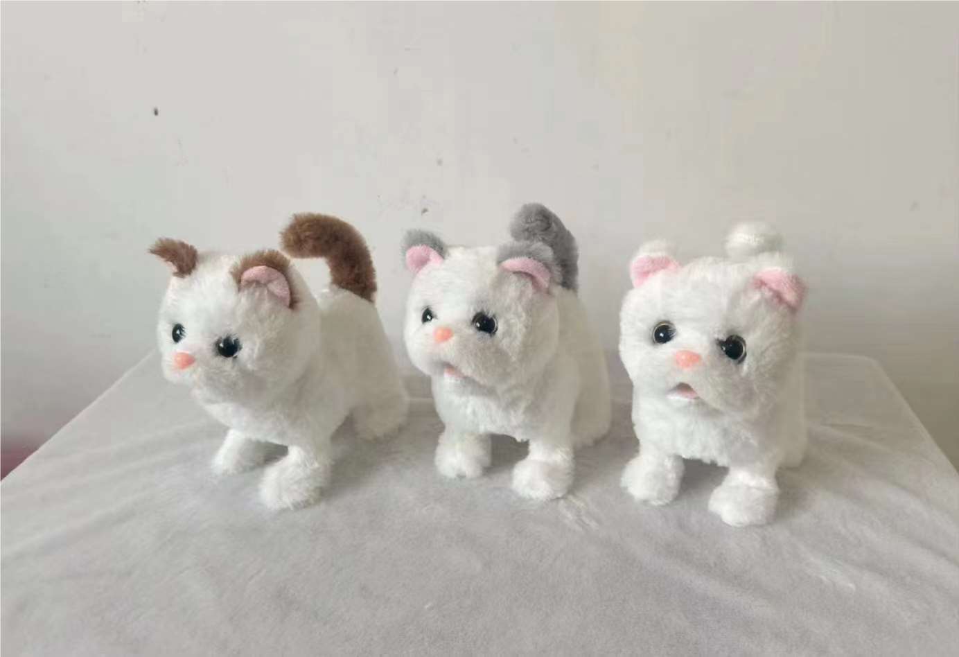 Электрический кот с колокольчиком и загнутым хвостом