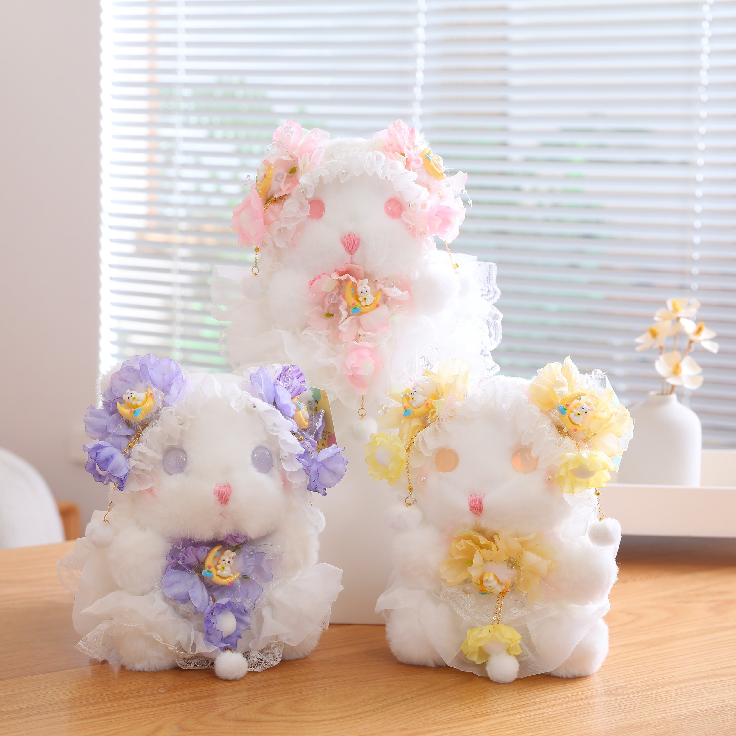 Мягкая игрушка кошка Лолита с цветком, оптом