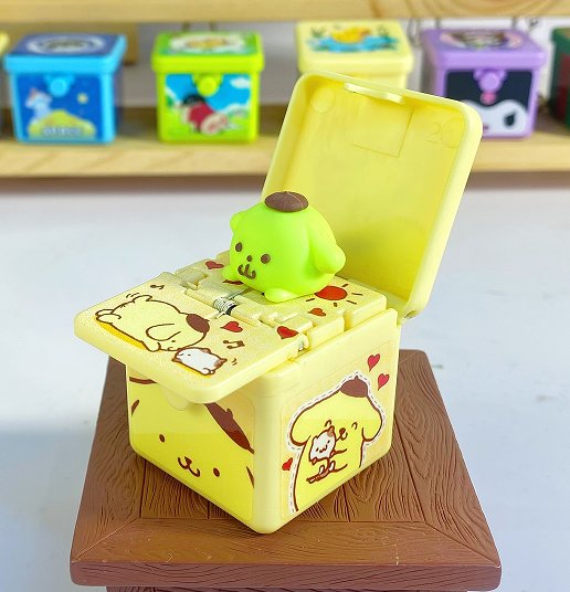 Брелок Sanrio Surprise Box с фигуркой