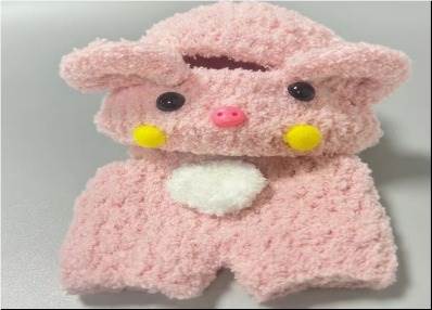 Вязаный костюмчик для маленькой свинки