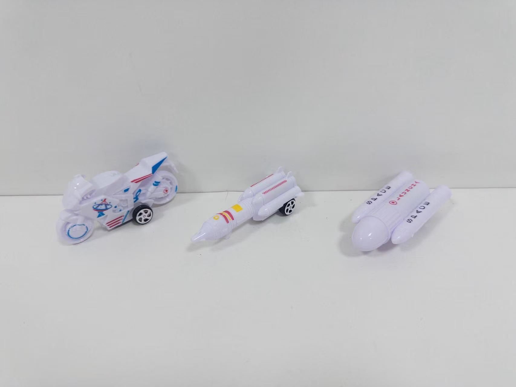 Игрушки заводные: самолеты, машинки, мотоциклы, ракеты